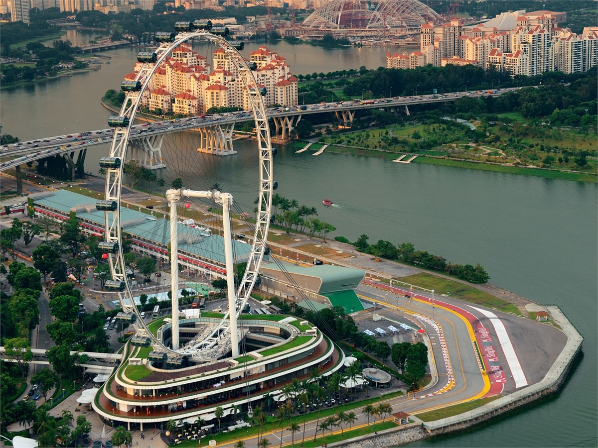 Formula 1 race track past the Flyer in Singapor